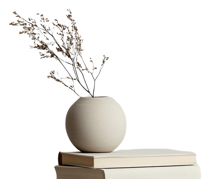 Сухоцвет в керамической вазе на стопке книг